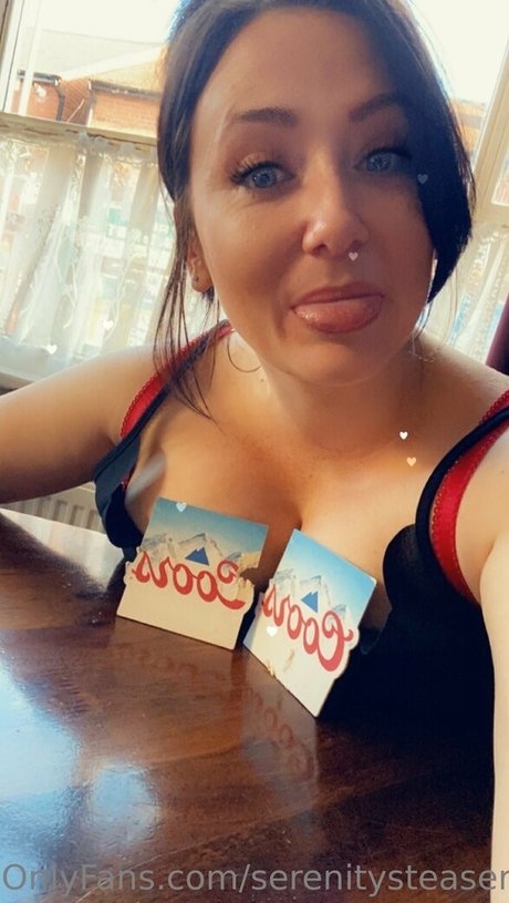 Foto di nudo di fuga di OnlyFans di Serenitysteasersxo