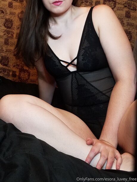 Naakte gelekte OnlyFans-foto van Esora Luvey Free