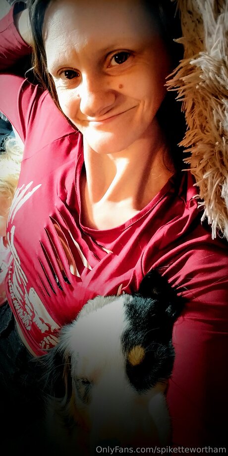 Naakte gelekte OnlyFans-foto van Spikette