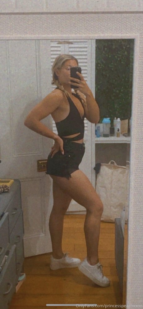 Alasti lekkinud OnlyFans-i pilt Peachy