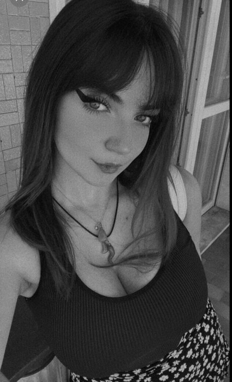 Naakte gelekte OnlyFans-foto van Rebekadervishi