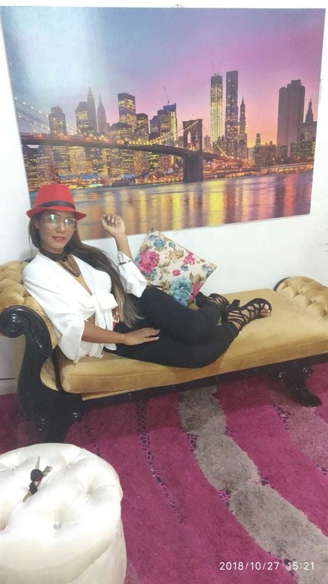 Alaston vuotanut OnlyFans-kuva Monikahot