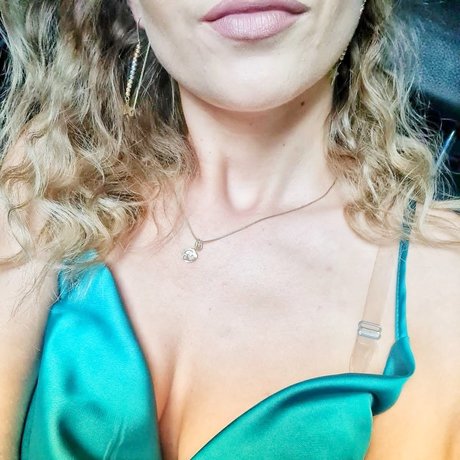 Обнаженная фотография утечки OnlyFans от Alexandraampampflorin