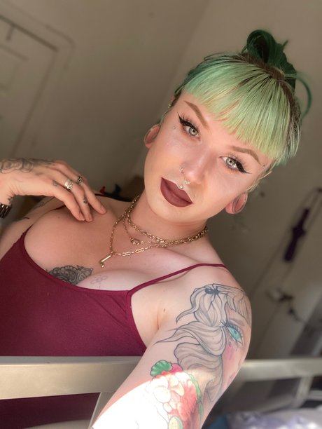 Naakte gelekte OnlyFans-foto van Back From Th3 D3ad Hey Did It