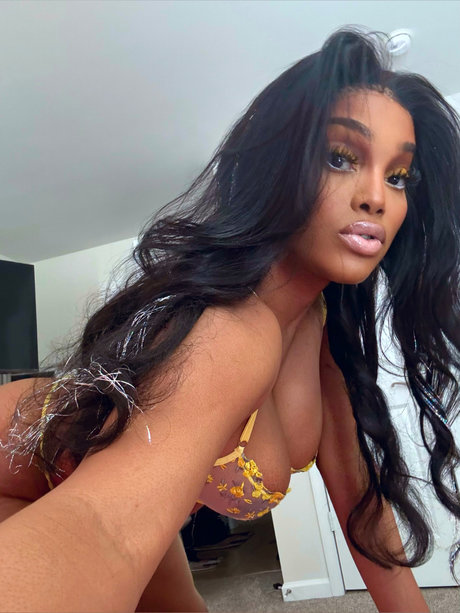 Alaston vuotanut OnlyFans-kuva Nyabella