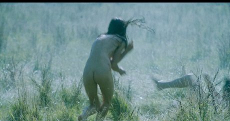 Naakte gelekte OnlyFans-foto van Emma Corrin