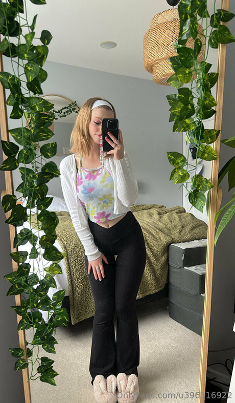 Alasti lekkinud OnlyFans-i pilt Miamonet