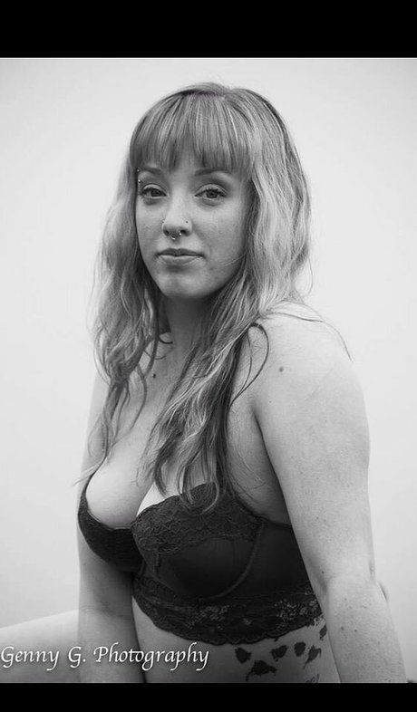 Nacktes geleaktes OnlyFans-Foto von Hotwifealy