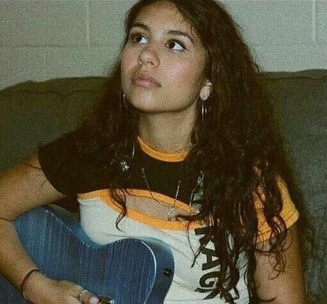 Alessia Cara OnlyFansリークヌード写真