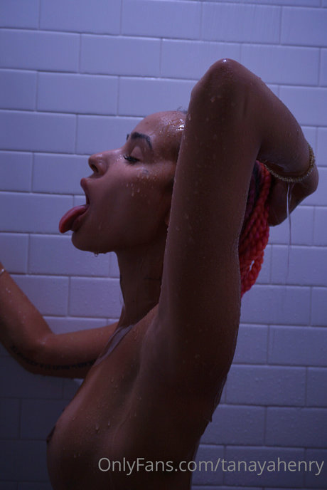 Naakte gelekte OnlyFans-foto van Tanaya Henry