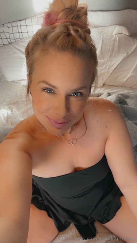 Naakte gelekte OnlyFans-foto van Sexykfuntimes