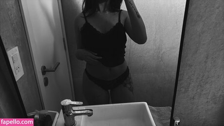 Nahá fotka uniklých OnlyFans od Kiaratorrent