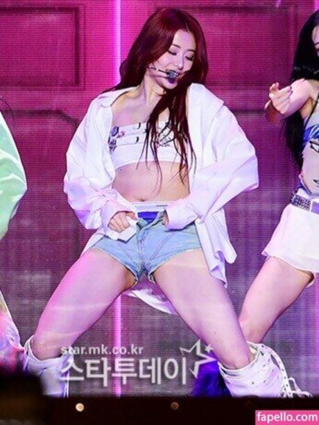 Huh Yunjin  OnlyFans 유출 누드 사진