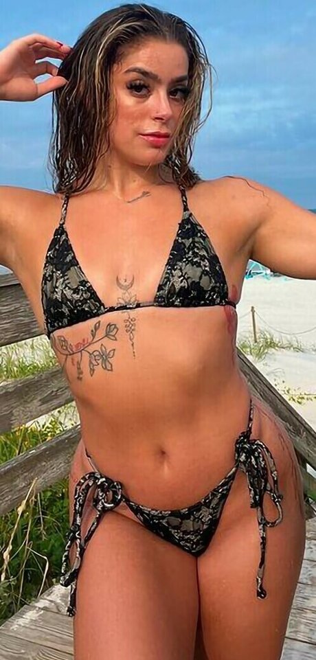 Naakte gelekte OnlyFans-foto van Sirena Linton