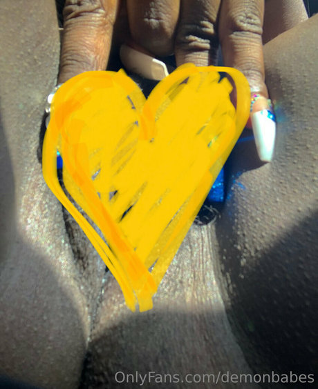 Naakte gelekte OnlyFans-foto van Demonbabes