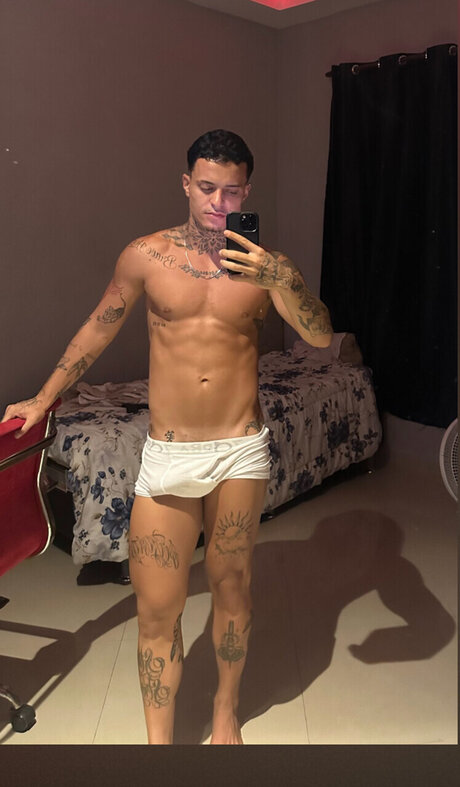 Alasti lekkinud OnlyFans-i pilt Lucas Fernandes