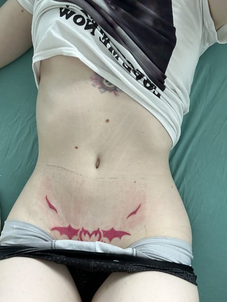 Обнаженная фотография утечки OnlyFans от Elefire Grey