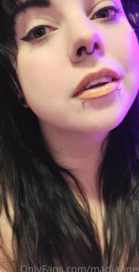 Naakte gelekte OnlyFans-foto van Madianne