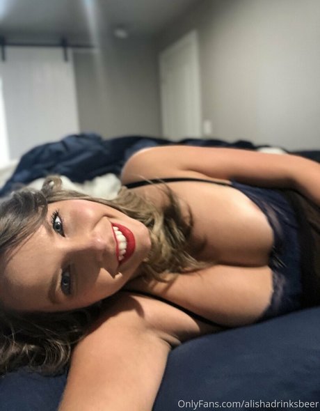 Naakte gelekte OnlyFans-foto van Alishadrinksbeer