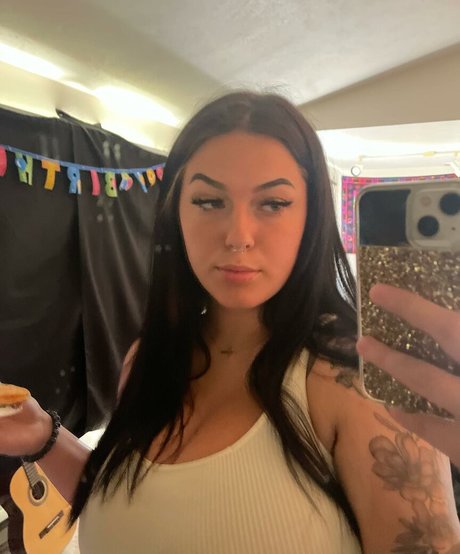 Alaston vuotanut OnlyFans-kuva Kenzie G