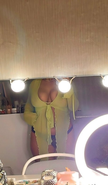 Naakte gelekte OnlyFans-foto van Keanna Theo