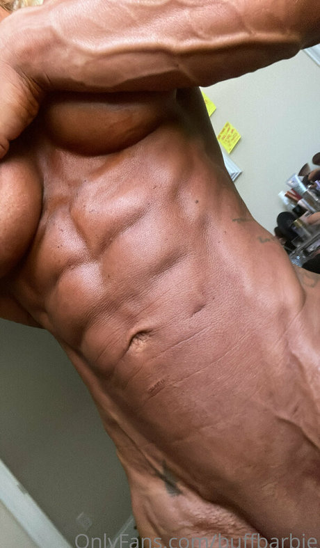 Nagie wyciekłe zdjęcie OnlyFans od Buffbarbie