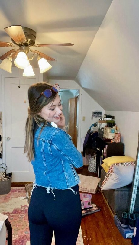 Nacktes geleaktes OnlyFans-Foto von Morelaceyisanerd