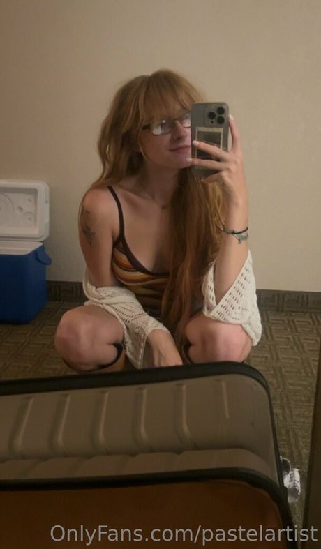 Naakte gelekte OnlyFans-foto van Pastelartist
