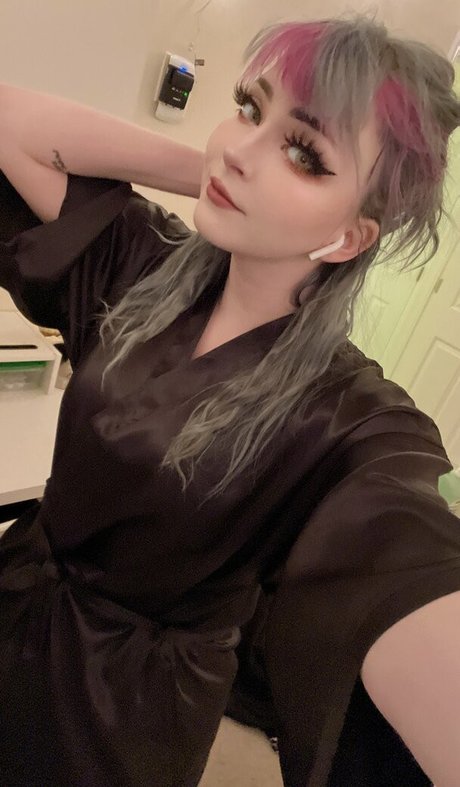 Alasti lekkinud OnlyFans-i pilt Stellalasaurus