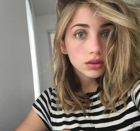 Nacktes geleaktes OnlyFans-Foto von Emily Rudd