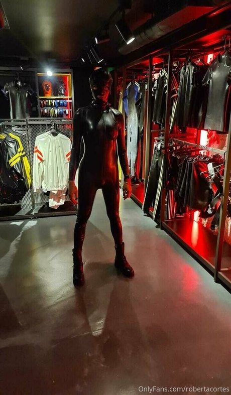 Naakte gelekte OnlyFans-foto van Robertacortes