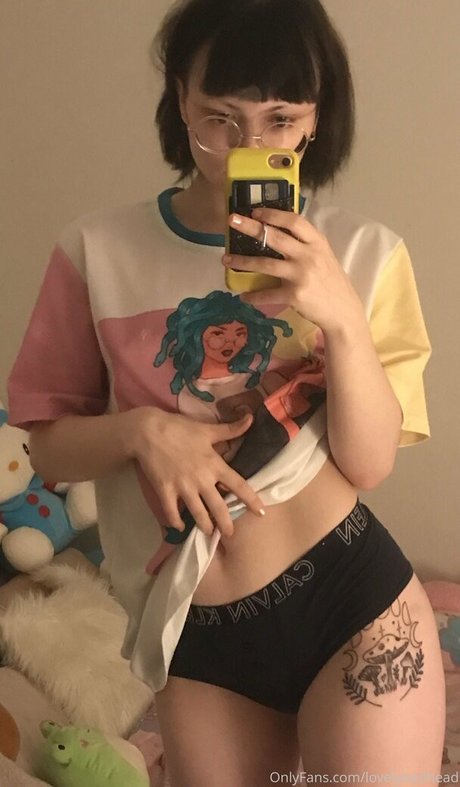 Alaston vuotanut OnlyFans-kuva Lovelybedhead